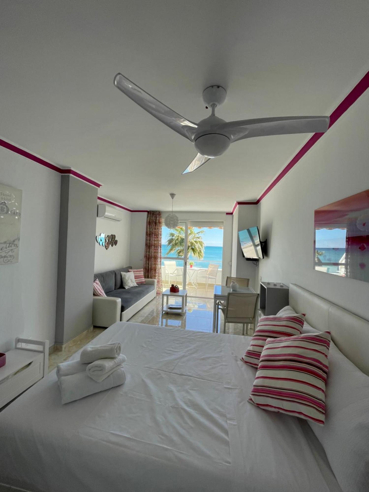 Roca Chica. Studio - First Line Beach ตอร์เรโมลิโนส ภายนอก รูปภาพ